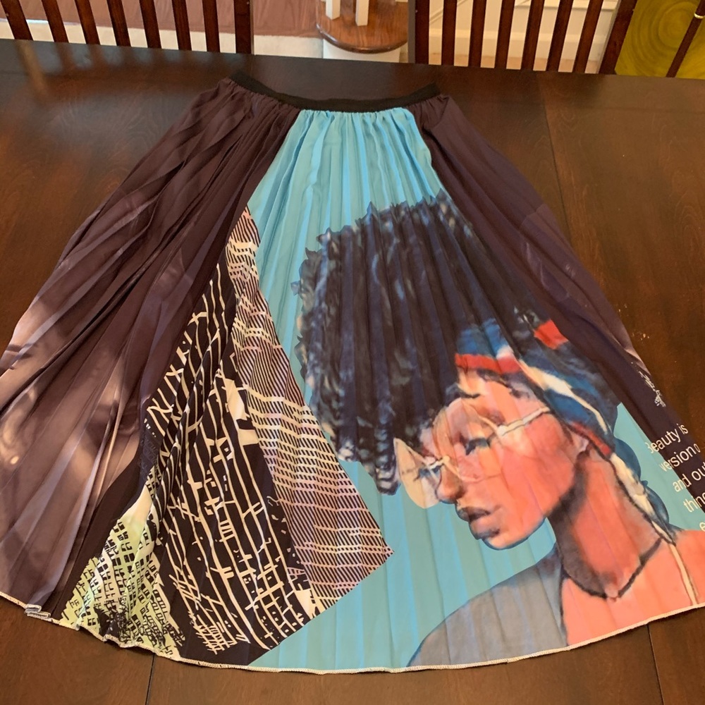 Boutique pleated skirt with print